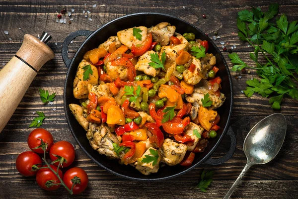 Chicken Stir fry with vegetables on wooden table. — Stock Photo, Image