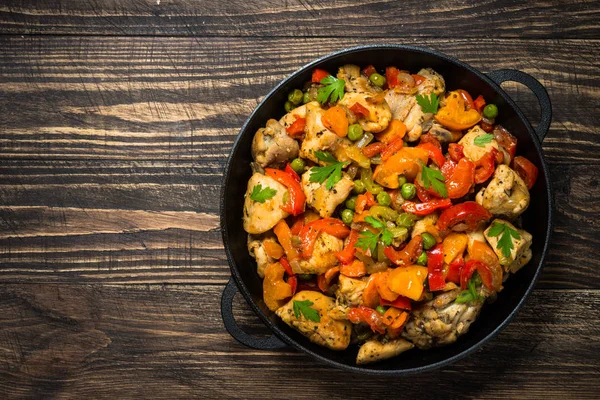 Chicken Stir fry with vegetables on wooden table. — Stock Photo, Image