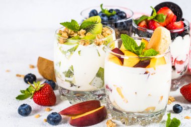 Yoğurt ve çilek ile gözlük meyve tatlı.