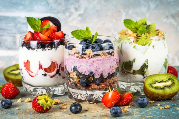 Sobremesa de frutas em copos com iogurte e bagas . — Fotografia de Stock