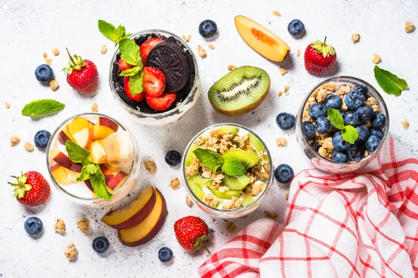 Фруктовый десерт в стаканах с йогуртом и ягодами . — стоковое фото