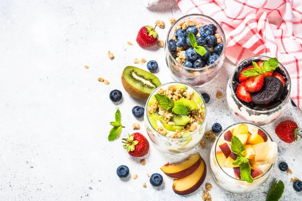 Dessert aux fruits dans des verres avec yaourt et baies . — Photo