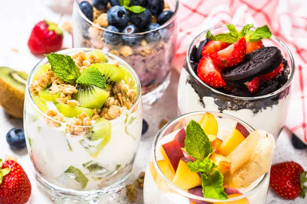 Sobremesa de frutas em copos com iogurte e bagas . — Fotografia de Stock