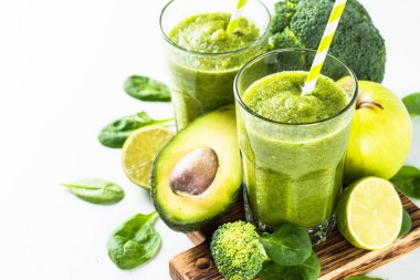 Meyve ve sebze beyaz yeşil smoothie.