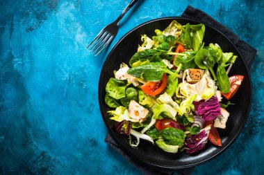 Yeşil salata ile tavuk ve sebze Üstten Görünüm.