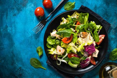 Yeşil salata ile tavuk ve sebze Üstten Görünüm.