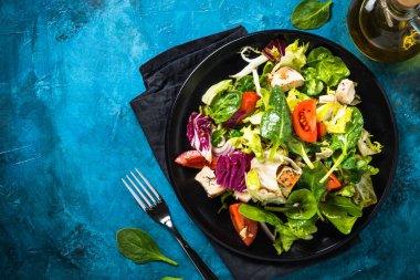 Yeşil salata ile tavuk ve sebze Üstten Görünüm.