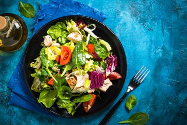 Yeşil salata ile tavuk ve sebze Üstten Görünüm.