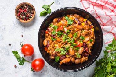Chili con carne et ve sebze taş masa üstü görünümü.