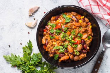 Chili con carne et ve sebze taş masa üstü görünümü.