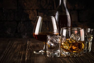 Güçlü alkollü içecekler - viski, konyak, votka, ROM, tekila.