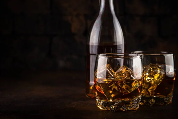 Whiskey in de bril op donkere achtergrond. — Stockfoto