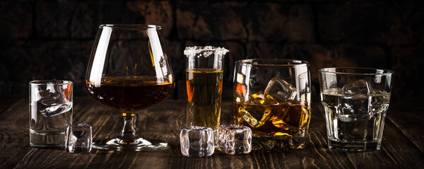 Крепкие алкогольные напитки - виски, коньяк, водка, ром, текила
.