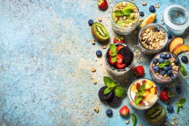 Yoğurt ve çilek ile gözlük meyve tatlı.