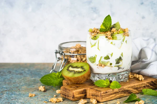 Kiwi parfait dessert in glass with ingredients. — Stock Photo, Image