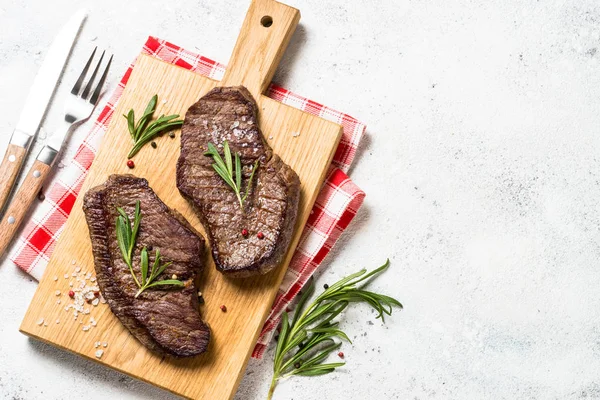 Filete de ternera a la parrilla en tabla de cortar de madera. — Foto de Stock