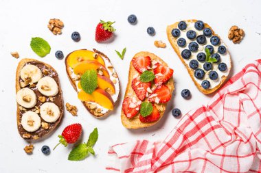Beyaz taze meyve ve çilek ile Tatlı tost çeşitleri.