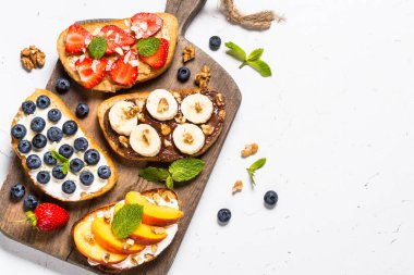 Beyaz taze meyve ve çilek ile Tatlı tost çeşitleri.