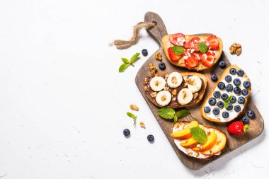 Beyaz taze meyve ve çilek ile Tatlı tost çeşitleri.