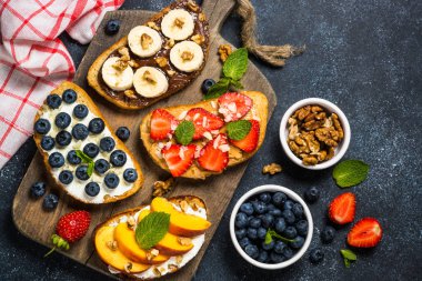 Taze meyve ve böğürtlenli tost karışımı..