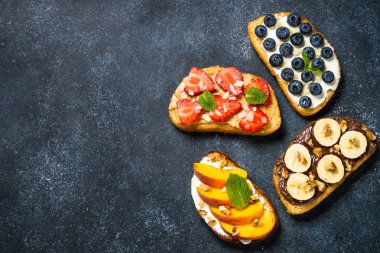 Taze meyve ve böğürtlenli tost karışımı..
