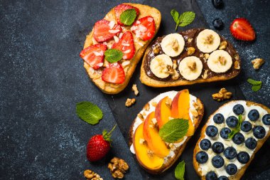 Taze meyve ve böğürtlenli tost karışımı..