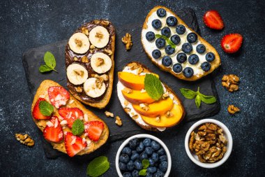 Taze meyve ve böğürtlenli tost karışımı..