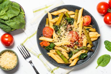 Ispanak, kuşkonmaz ve domates ile Vegan makarna penne.