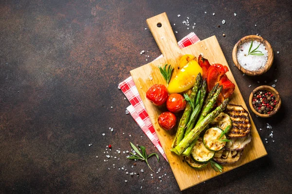 Grillezett zöldségek - cukkini, paprika, padlizsán, spárga és paradicsom. — Stock Fotó