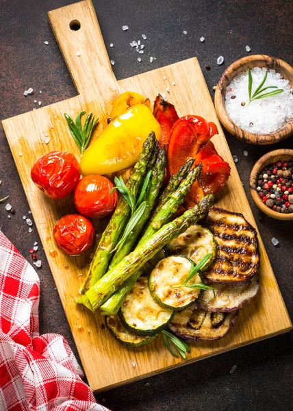 Verdure grigliate - zucchine, paprica, melanzane, asparagi e pomodori. — Foto Stock