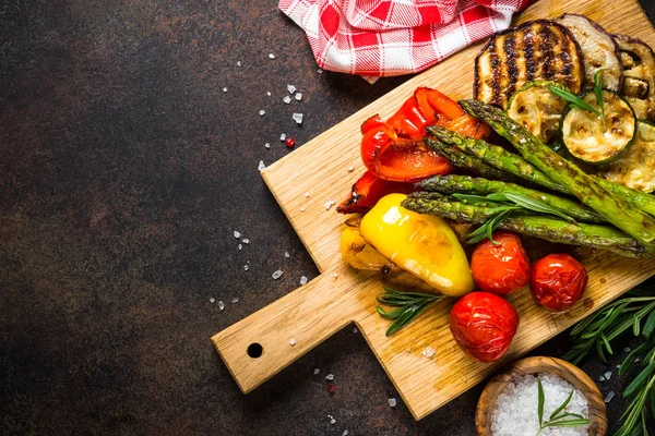 Grillezett zöldségek - cukkini, paprika, padlizsán, spárga és paradicsom. — Stock Fotó