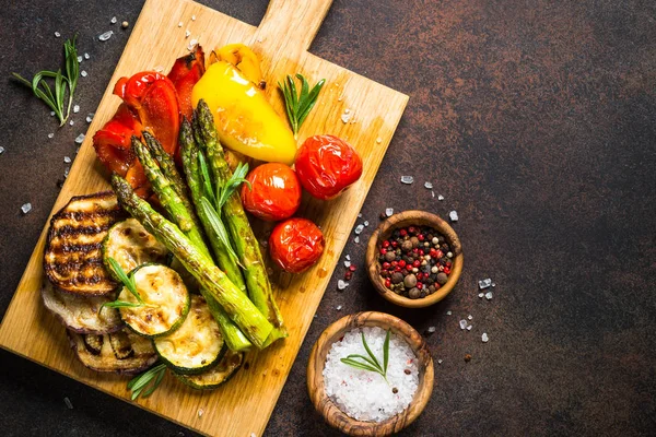 Warzywa z grilla - cukinia, papryka, bakłażan, szparagi i pomidory. — Zdjęcie stockowe