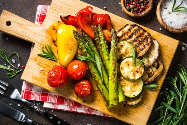 Grilled vegetables - zucchini, paprika, eggplant, asparagus and tomatoes. — Stock Photo, Image