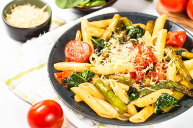 Ispanak, kuşkonmaz ve domates ile Vegan makarna penne.