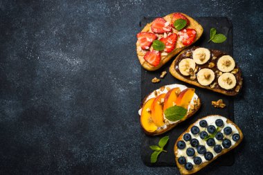 Taze meyve ve böğürtlenli tost karışımı..