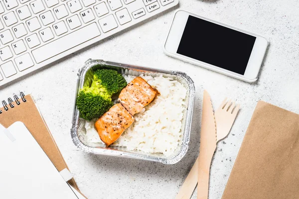 Matleverans koncept-hälsosam lunch på kontoret bord. — Stockfoto