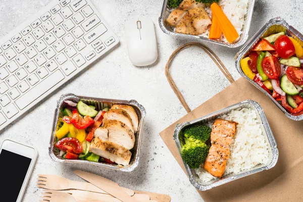 Matleverans koncept-hälsosam lunch i lådor på kontoret. — Stockfoto