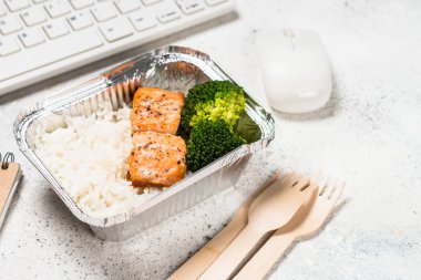 Gıda dağıtım konsepti - ofis masasında sağlıklı öğle yemeği.