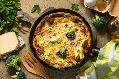 Tavada sosis ve sebze ile Frittata.