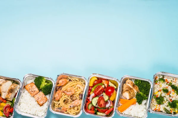 Essenslieferkonzept - gesundes Mittagessen in Schachteln. — Stockfoto