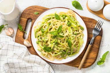 Kabak üst görünümü ile Makarna spagetti.