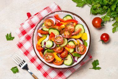 Hafif masa üstü görünümünde yaz taze sebze salatası.