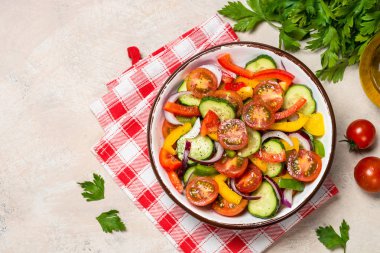 Hafif masa üstü görünümünde yaz taze sebze salatası.