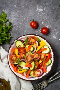 Yaz taze sebze salatası üst görünümü.