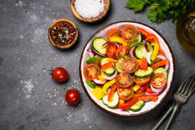 Yaz taze sebze salatası üst görünümü.