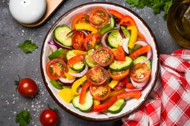 Yaz taze sebze salatası üst görünümü.