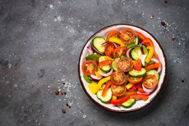 Yaz taze sebze salatası üst görünümü.