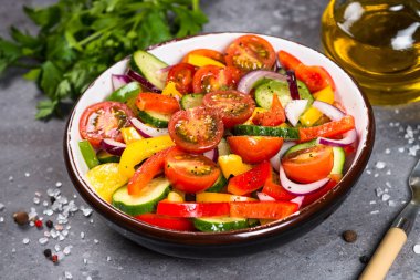 Yaz taze sebze salatası.