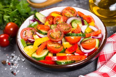 Yaz taze sebze salatası.