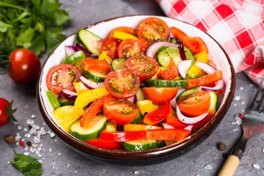 Yaz taze sebze salatası.